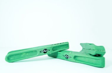 giyim-pins beyaz zemin üzerine