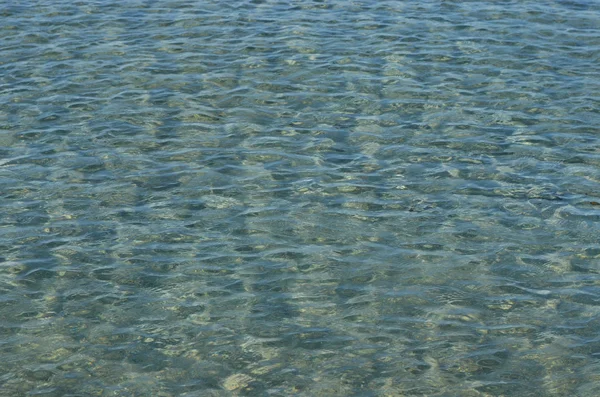 Blauwe heldere zee oppervlak met rimpelingen — Stockfoto