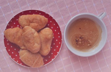 kahve taze pişmiş kruvasanlar