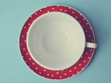 Kırmızı puantiyeli mavi renkli vintage üzerinde fincan