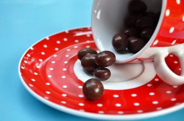 Choklad godis i tomma kopp kaffe — Stockfoto