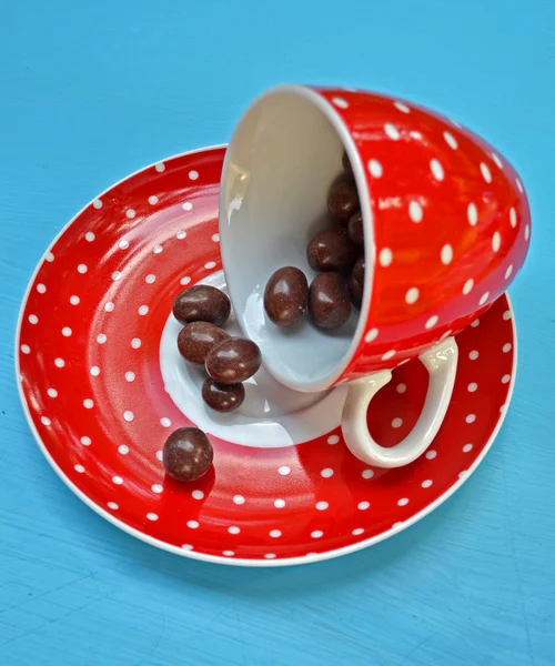 Šálek kávy s čokoládové bonbóny — Stock fotografie