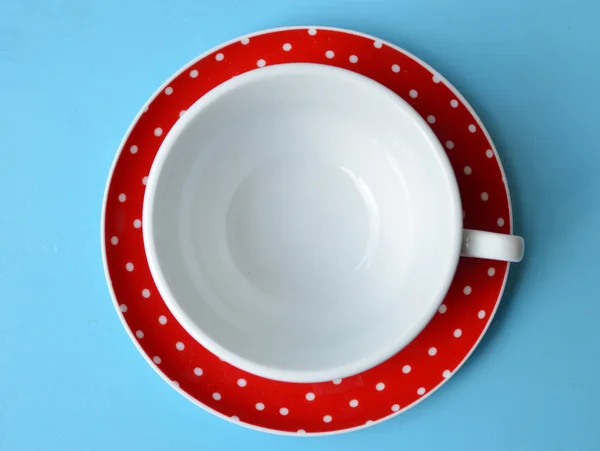 Rouge tasse de pois sur fond bleu — 图库照片