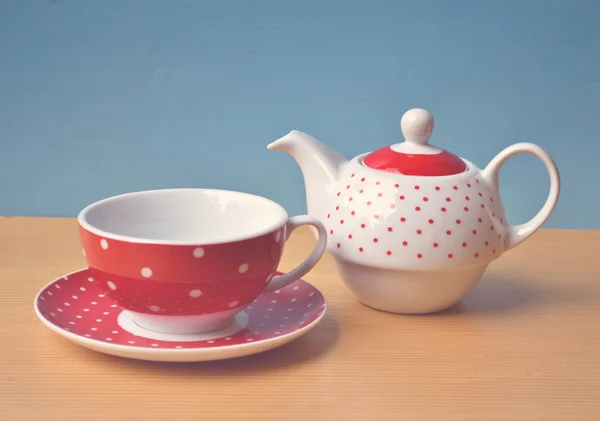 Bollitore a pois rosso e tazza di tè vintage retrò — Foto Stock