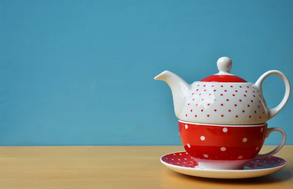 Red polka dot kettle on wooden — Stock Photo, Image