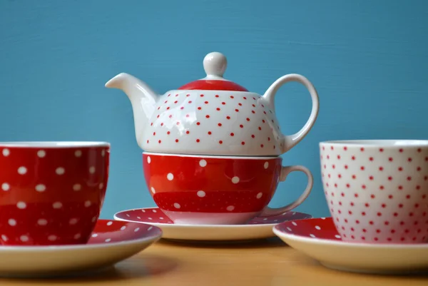 Red polka dots kettle with two cup of tea — Stock Photo, Image