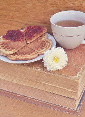 Vintage Kitap ve çerezler ile çay fincan