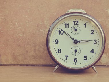 Ahşap arka planda eski bir antika saat