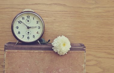 eski kitap saat vintage ile beyaz çiçek