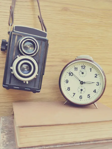 Vieil appareil photo et horloge brune — Photo