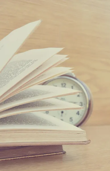 Buch und Uhr öffnen — Stockfoto