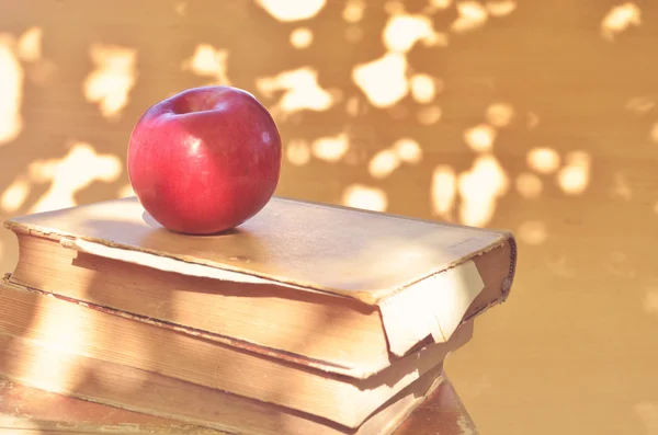 Vintage apple on old books — Stock Photo, Image