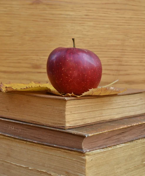 Libros vintage con manzana — Foto de Stock