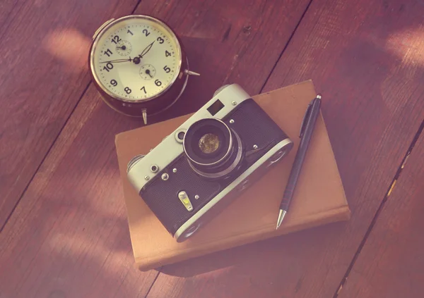 Εκλεκτής ποιότητας φωτογραφική μηχανή στο βιβλίο και ρολόι — Φωτογραφία Αρχείου