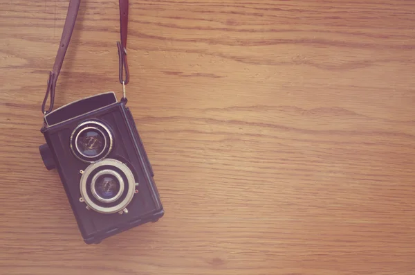 木制背景的老式相机 — 图库照片