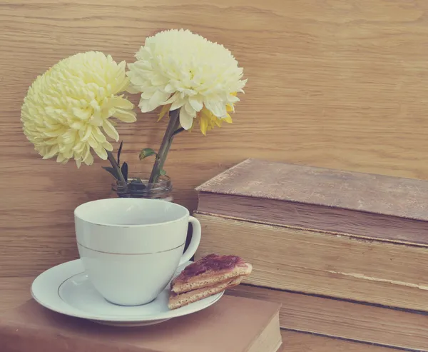 Tasse de thé vintage avec livres et biscuits — Photo