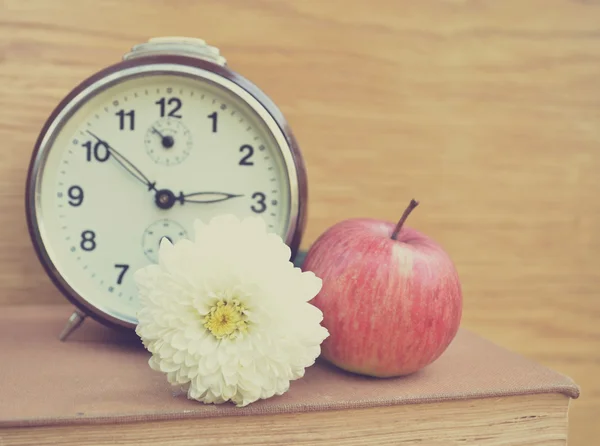 Vintage gamla klockan och äpple — Stockfoto