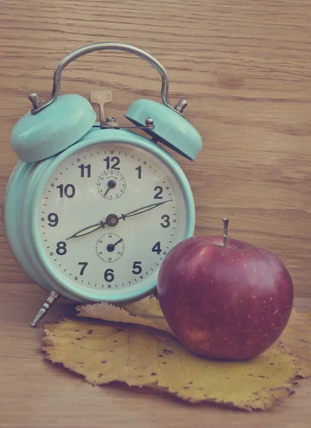 Vintage turkuaz saat ve elma — Stok fotoğraf