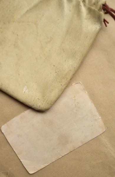 Старая винтажная кожаная сумка с пустой бумагой — стоковое фото