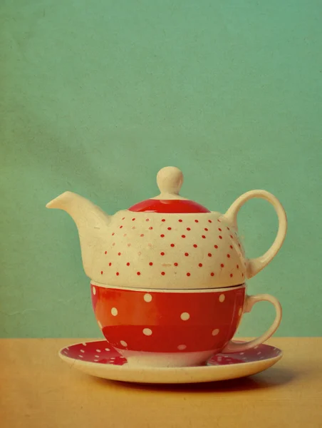 Kırmızı puantiyeli kettle vintage — Stok fotoğraf