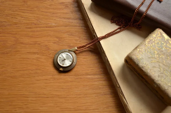 Vieille horloge vintage et boîte sur fond bois vintage — Photo