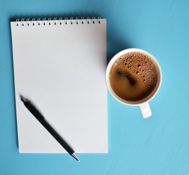 mavi zemin üzerine siyah kahve