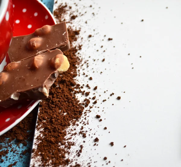 Chocolate negro en plato de café y papel en blanco — Foto de Stock