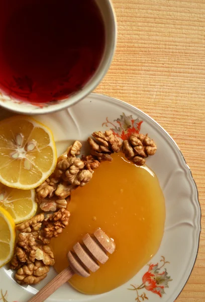 Miel con nueces y limón y té —  Fotos de Stock