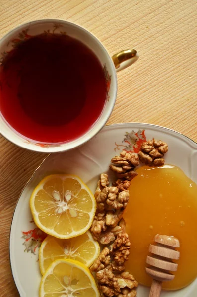 Miel con nueces y limón con taza de té — Foto de Stock