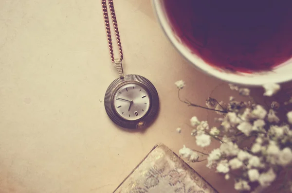 Viejo papel en blanco y viejo reloj con taza de té — Foto de Stock