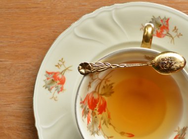 fincan çay ve çay kaşığı ahşap üzerinde