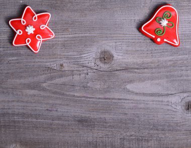 Ahşap arka planda noel süslemesi