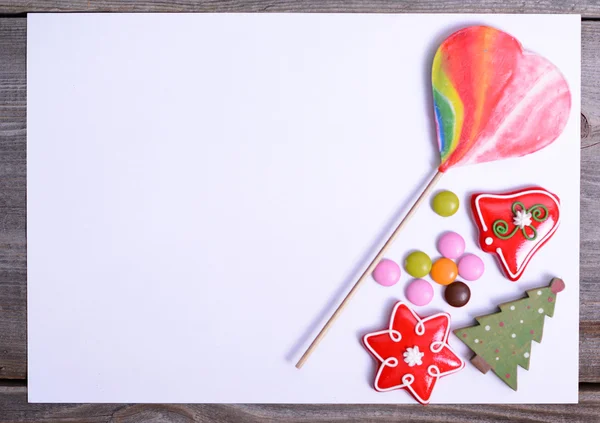 Carta bianca con caramelle e decorazioni natalizie — Foto Stock