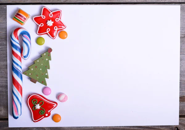 Carta bianca con caramelle e decorazioni natalizie — Foto Stock