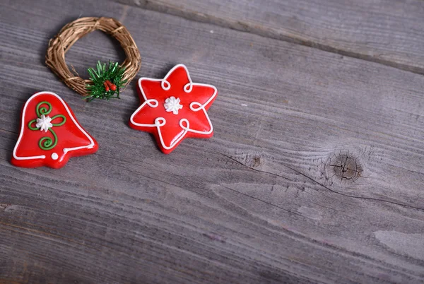 Weihnachtsdekoration hängt über Holzhintergrund — Stockfoto