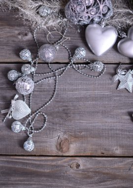 Noel süsler ve hediye şerit üzerinde eski ahşap backgraund