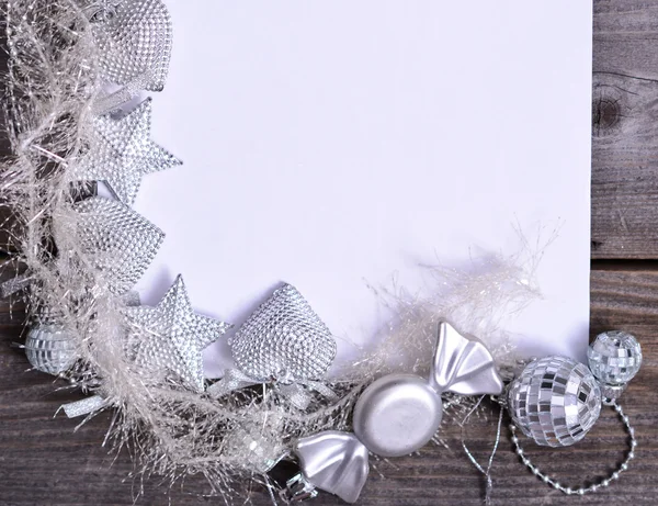Kerst ornamenten en cadeau lint op geschilderd hout met lege p — Stockfoto