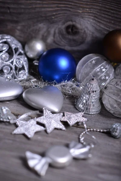 Kerst ornamenten en cadeau lint op geschilderd hout — Stockfoto