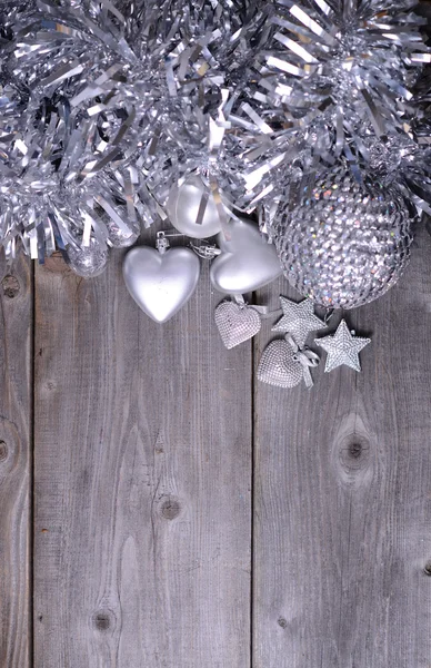 Kerst ornamenten en cadeau lint op geschilderd hout — Stockfoto