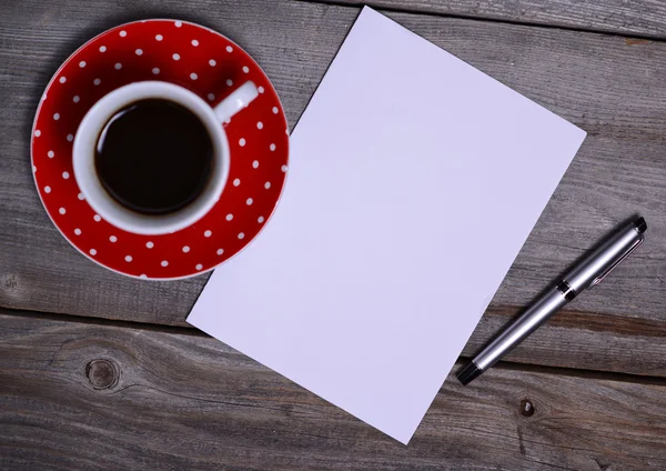 Leeres Papier für Ihren eigenen Text, Stift & Kaffee — Stockfoto