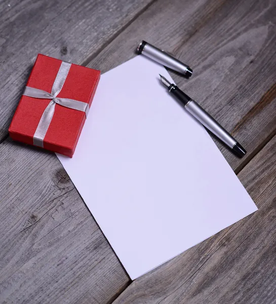 Λευκό χαρτί, με μολύβι και μικρό κόκκινο κουτί — Φωτογραφία Αρχείου