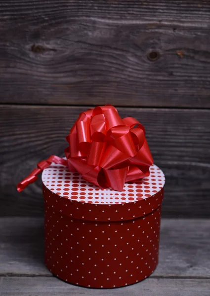 Caixa de Natal para presente no fundo de madeira — Fotografia de Stock