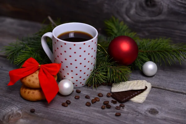 Tazza di caffè natalizio con biscotti — Foto Stock
