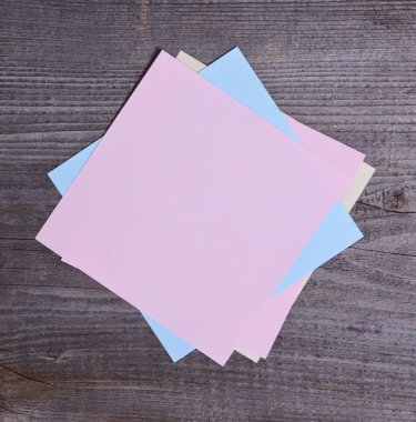 ahşap arka plan üzerinde renkli çıkartmalar