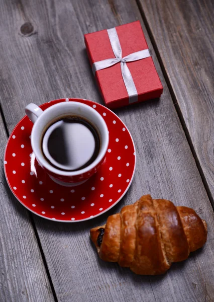 Café et croissant et petite boîte rouge sur bois — Photo