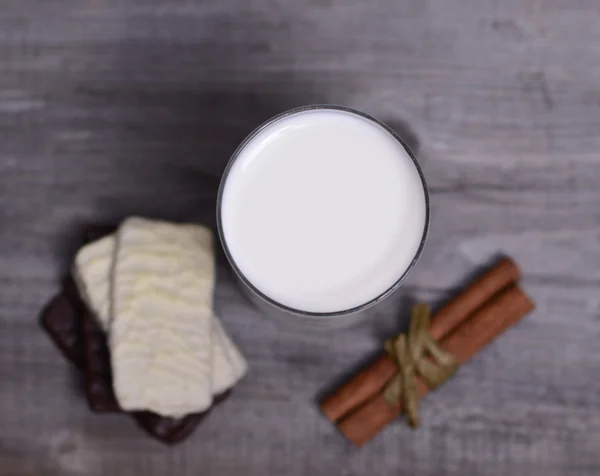 Szklanka mleka z cynamonem i ciasteczka — Zdjęcie stockowe