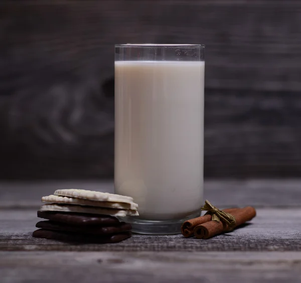 Glass of milk with cinnamon and chocolate — Stock Photo, Image