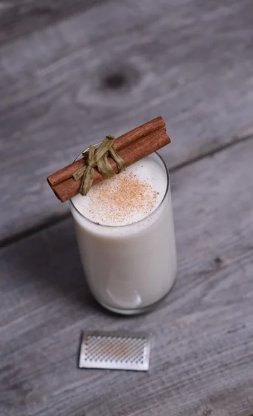 Glass of milk with cinnamon on wooden — Stock Photo, Image