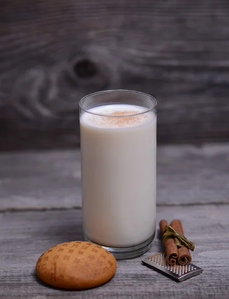 Glass of milk with cinnamon and gingerbread — Stock Photo, Image