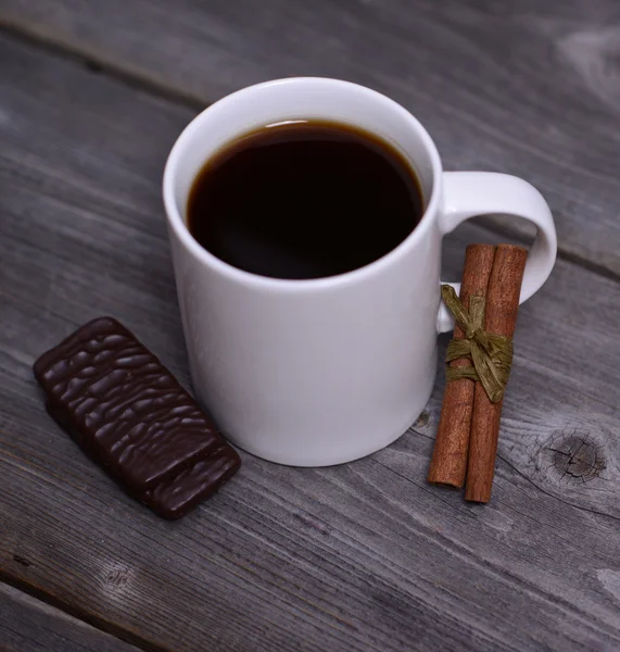 Mug of coffeek with cinnamon and chocolate — Stock Photo, Image